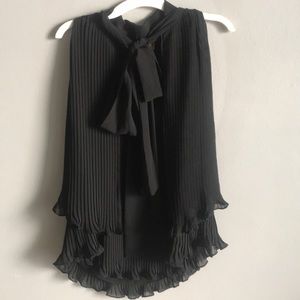 Gorgeous Flowing top with necktie